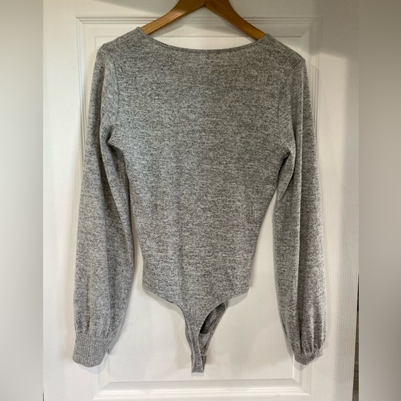 Abercrombie & Fitch
Long-Sleeve V-Neck Sweater Bodysuit Gray Medium - Picture 3 of 4